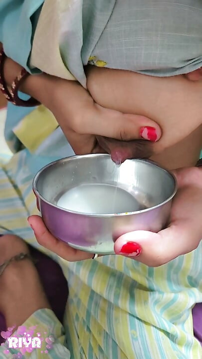 شاي من حليب ثدييها _ المراهقة ريا تصنع شايًا خاصًا من حليب ثدييها