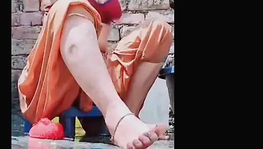 Wanita desa mandi di tempat terbuka, melepas pakaian, mengimbau semua orang