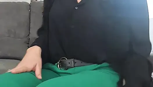 Aku lagi asik muasin memekku pakai dildo favoritku!