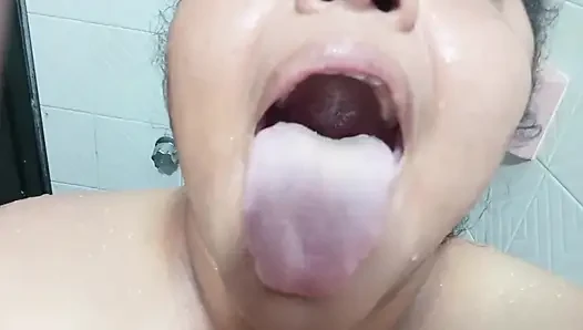 Stiefmutter zeigt haariges und fettes haar in der dusche