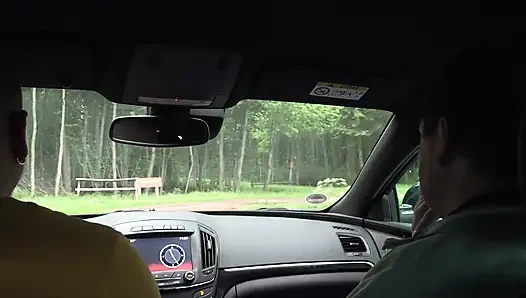 Sarışın iki yarağı emiyor ve sonra çalılara boşalmak için sikiliyor
