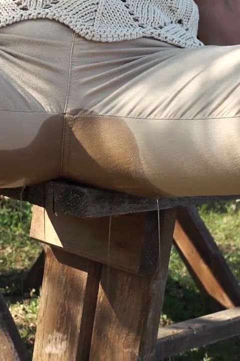 When walking I piss in my trousers outdoor