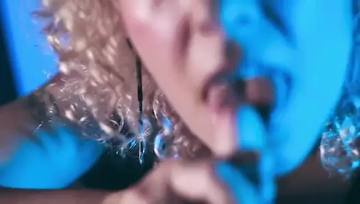 Dev tek boynuzlu at dildosunda zıplıyor