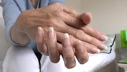 Элегантные летние руки и длинные ногти на пальцах, представленные леди Викторией Valente