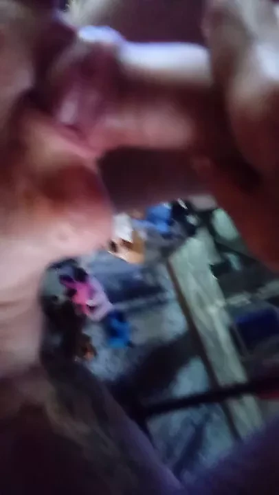 Slutty gilf Trish kouří a saje, když se udělá