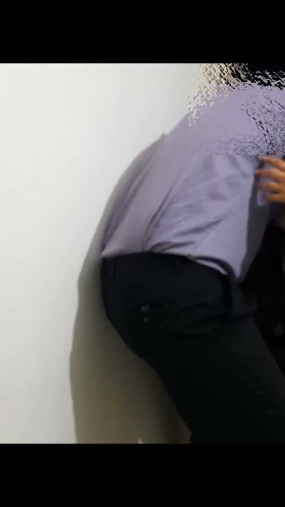 Una hot oficinista usa su culo, tetas y concha para conseguir un ascenso de su jefe pervertido a cambio de un squirt. | Clip 1