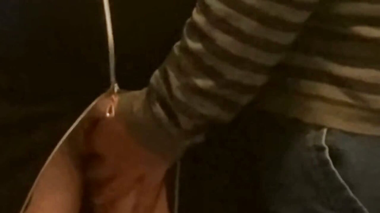 Ξένος του αρέσει να βουτάει το δάχτυλό του στην μουνάρα της σκύλας