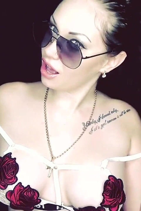 Wank all over beauty not over your ugly wife! Big tits and lips addiction!