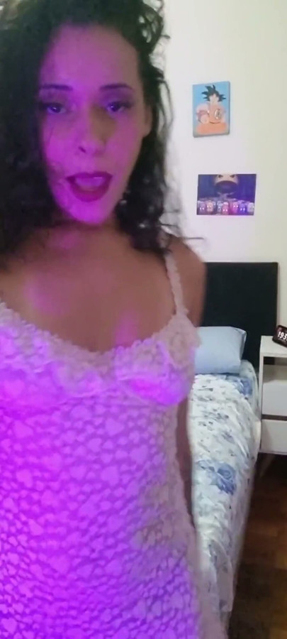 Mujer casada caliente bailando en una camisón y bragas de tanga filma para su marido y termina en la