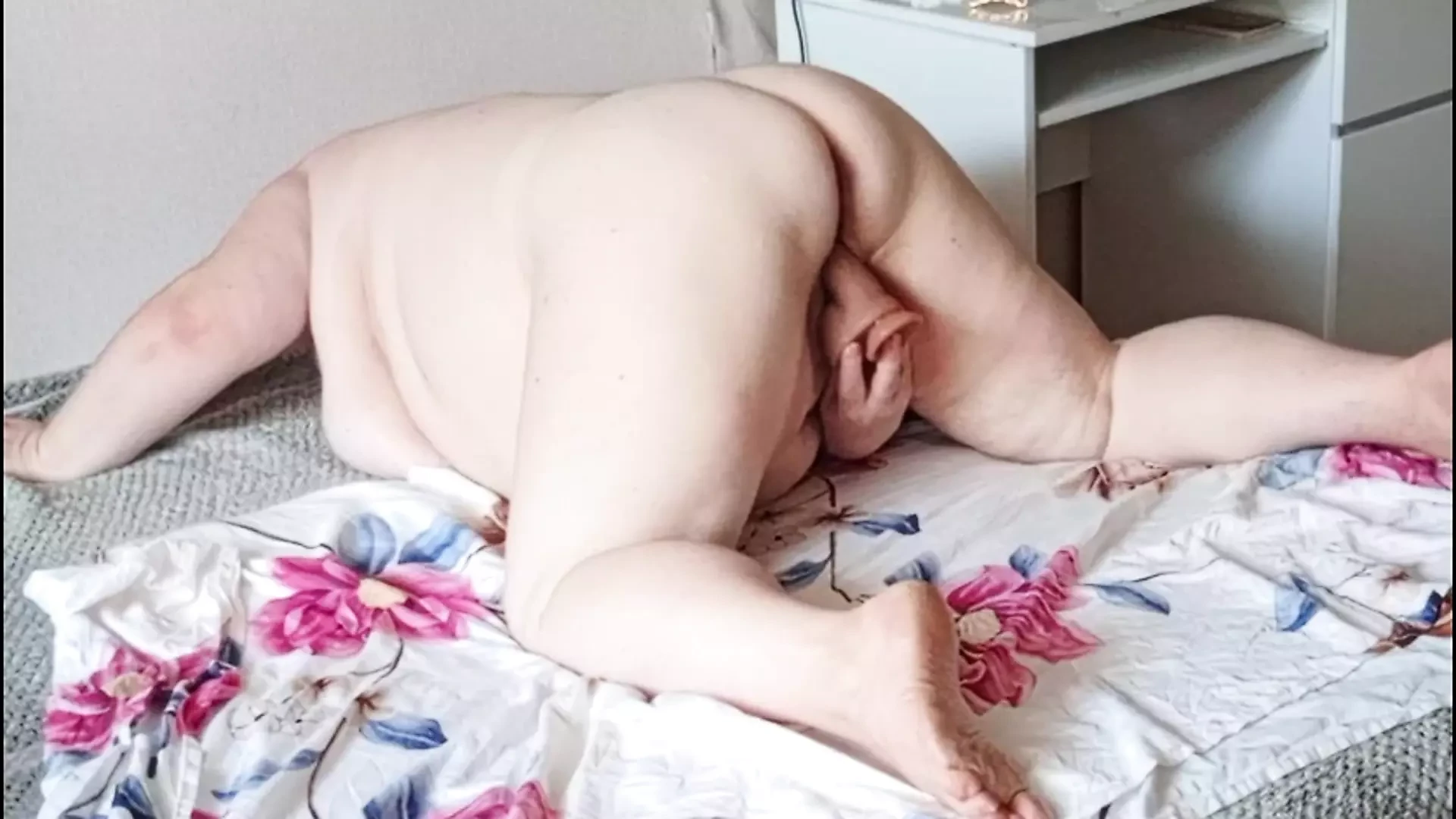 komšinica sa velikim okruglim dupetom masturbira pičku igračkama