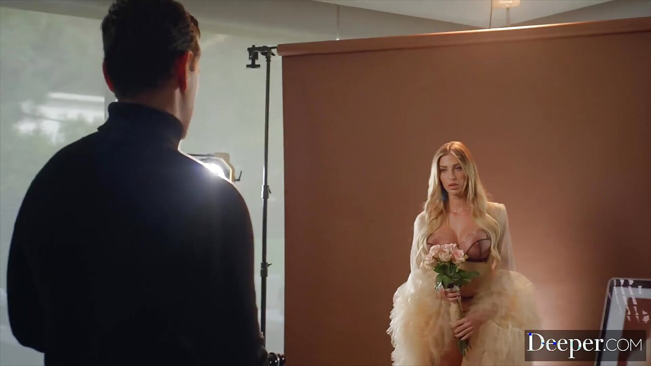 Profunde. Modelul sexy Azul îi arată clientului ei latura obraznică