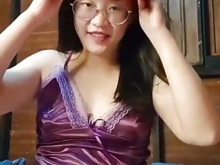 उत्तेजित एशियाई लड़की की गांड और चूत 1