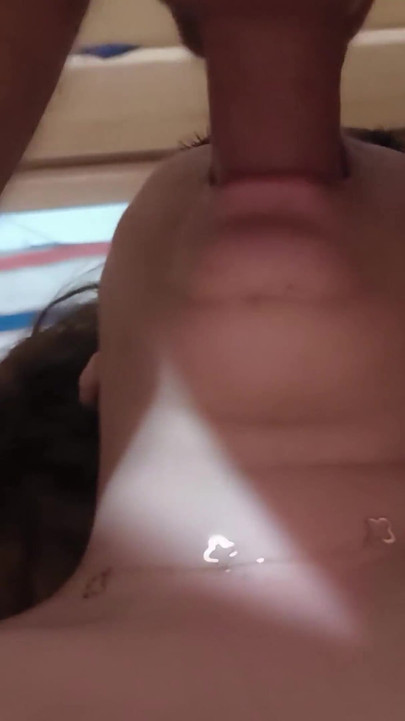 MILF Mesir deepthroat mengongkek mulutnya dengan keras