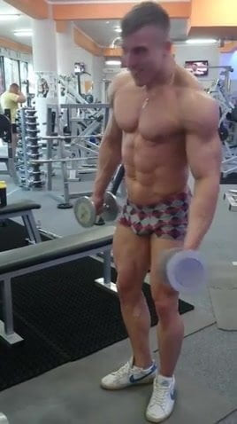 Str8 bodybuilder working out