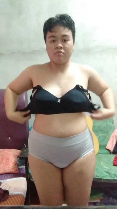 ฉันยังมีแผ่นรองอยู่ แต่หีฉันอยากได้น้ําเงี่ยนไหลเยิ้ม | คลิป 1