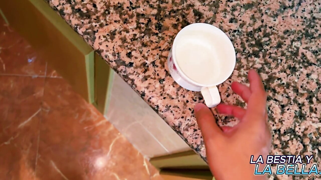 Mon voisin me baise dans la cuisine pendant que je lui demande une tasse de sucre.