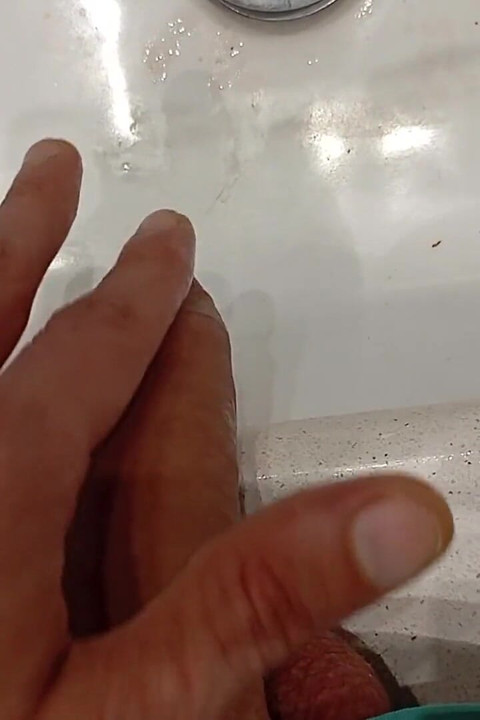 Świnia pokazuje, jak daleko spust w poprzednim filmie rozpryskał się i jego wielki kutas pełen nasienia