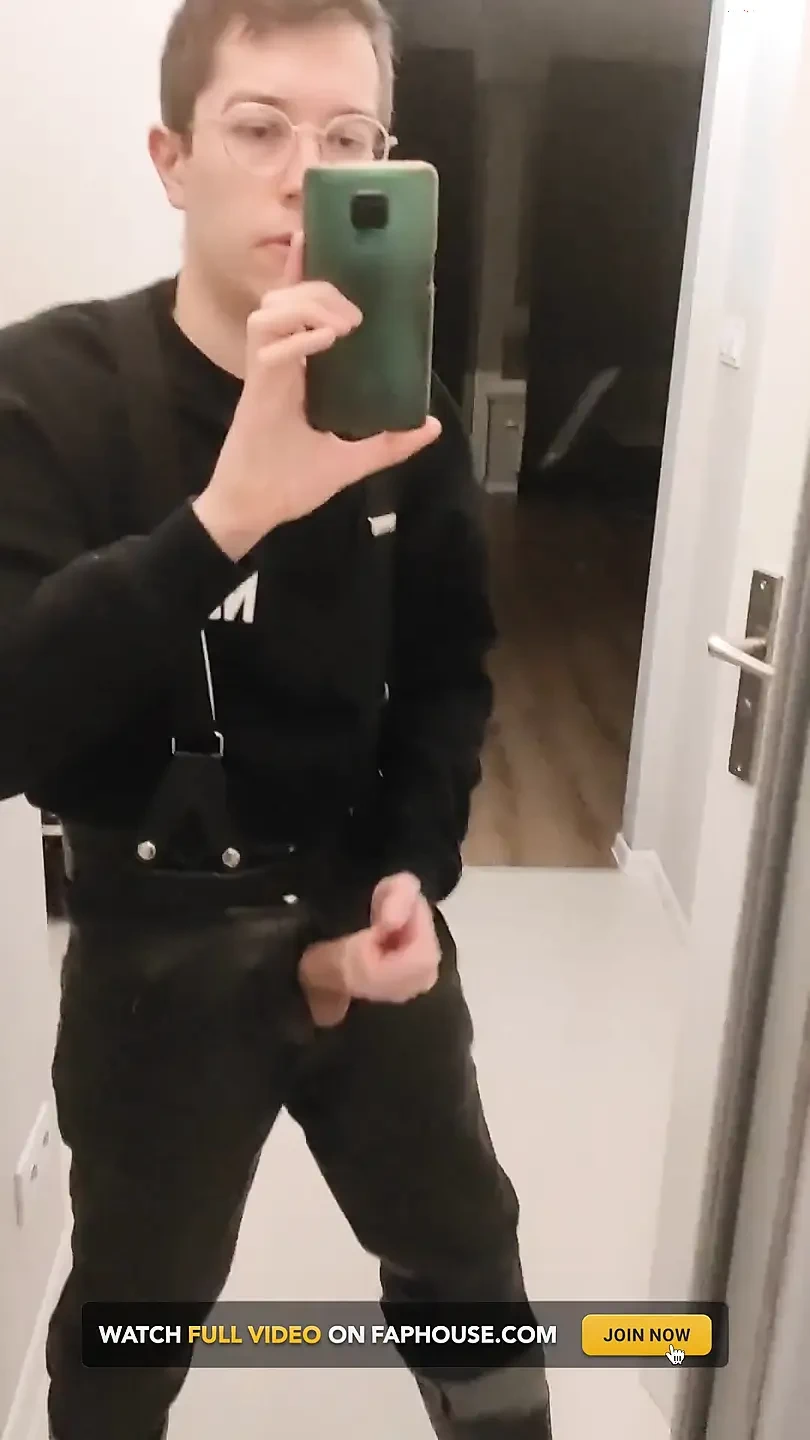 同性恋军人操逼. 我穿着橡胶靴和皮裤