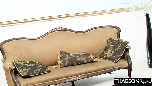 Блондинка-крошка дико трахается на диване