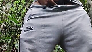A fiatal jóképű vadőr maszturbál és elélvez a dzsungelben, miközben társai mögött marad