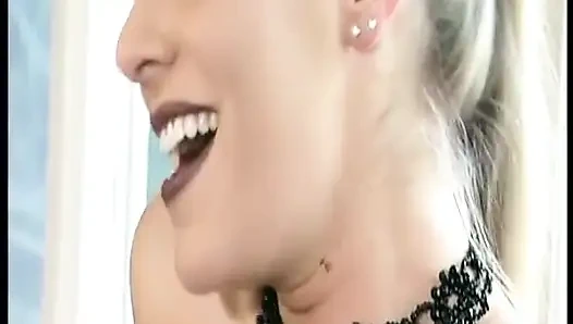 Doğal sarışın Alman orta yaşlı seksi kadın lezbiyen esaret sahnesinde yumruklanıyor