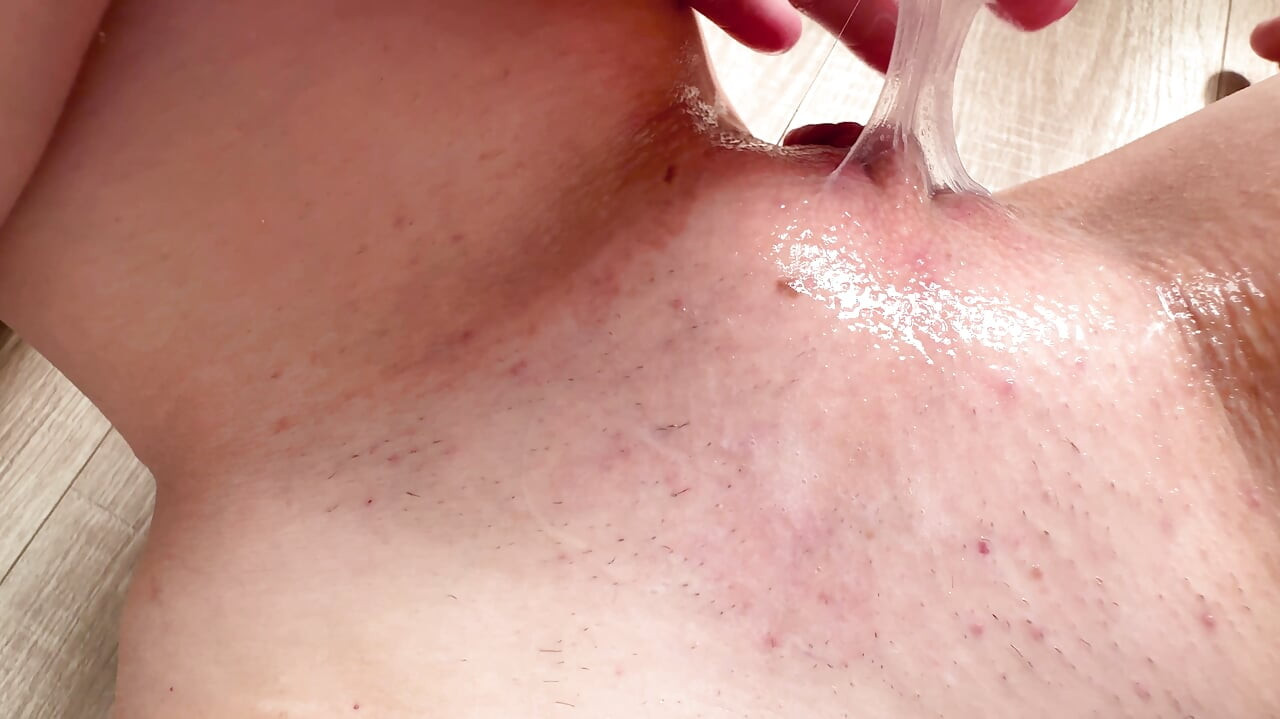 Orgazm için bakış açısı mastürbasyon - klitorisini teşhir ediyor - tüm amcık sularını çıkarıyor ve kasık bölgesine ovuyor