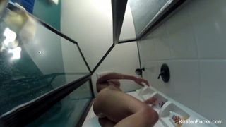 Sexy milf Kirsten toma banho