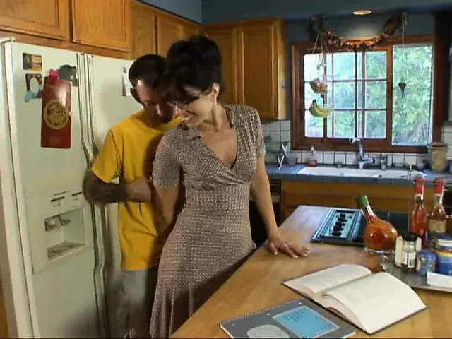 Lujuriosa milf morena con gafas sedujo al hombre de al lado en el mostrador de la cocina