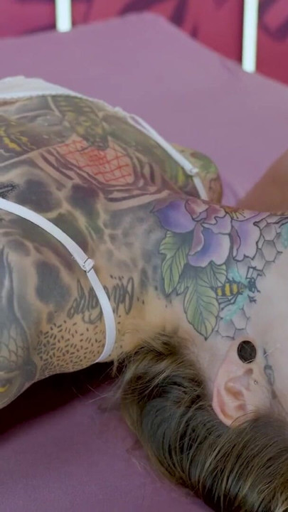 纹身女郎在野蛮双插极端肛门张开之前对鸡巴堵嘴 | 短片 1