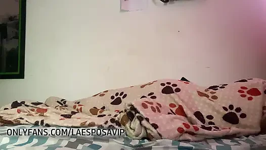 I hit it so hard, so hard!! that he urinates all over the bed!! But the urine is super strange, very yellow!!