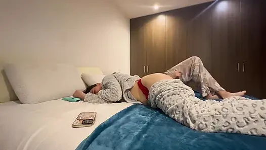 Мы любим тереть свои киски
