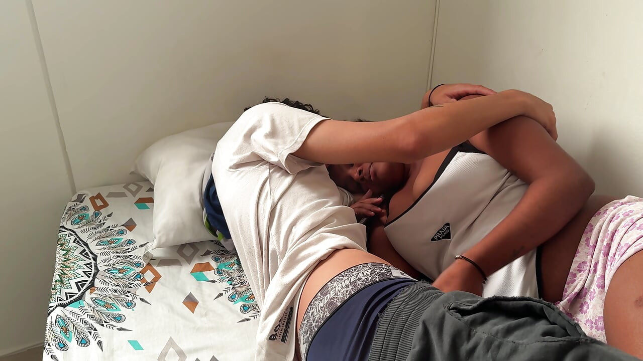 Comparto cama con mi novia y su mejor amiga y terminamos en un rico trio interracial.