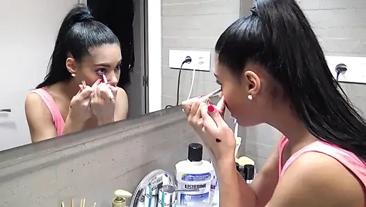 Aksi hot lesbian yang saling jilat memek dan ngentot memek belepotan