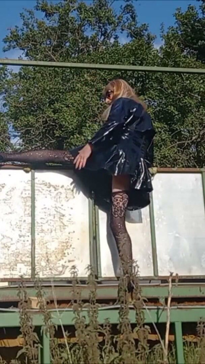 Travestiet speelt op de boerderij in PVC | Clip 2