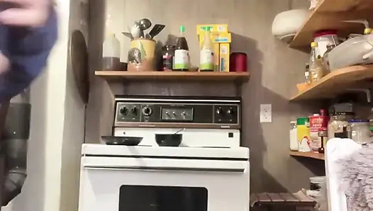 Hana lagi masak di dapur sebelum kencing di toilet