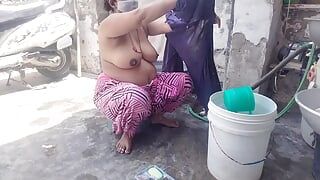 Indian Bhabhi's hot video while bathing