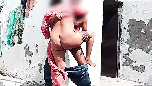 İRI GÖĞÜSLÜ HINTLI KADıN YARAK EMIYOR VE SIKILIYOR