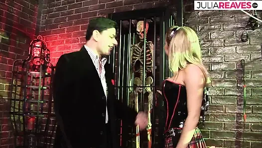 Крошка-блондинка наслаждается глубоким жестким трахом после того, как сосет хуище