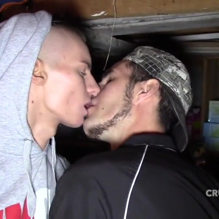 To unge heteroseksuelle fyre knepper i kælderen