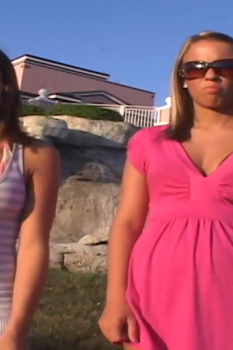 Two hotties on vacation streak across a golf course
