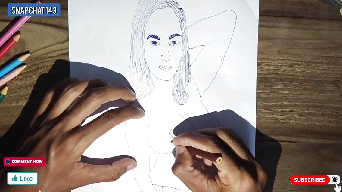 Krásná mladá dívka je shemale s velkým ptákem