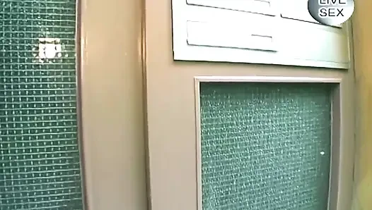 Sarışın cam dildosunu derine kaydırıyor