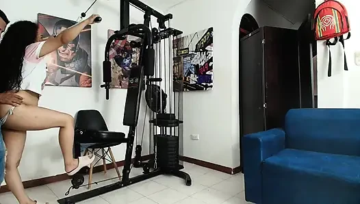 Çok iyi emiyor ve ben onun ellerine boşalıyorum