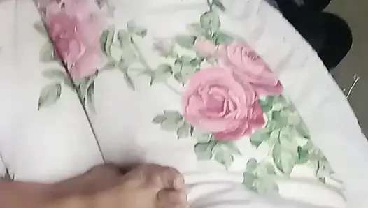 Ngocok diam-diam sampai kaki ibu tirinya diam-diam