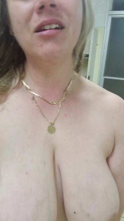 Секси курва си играе с клитора