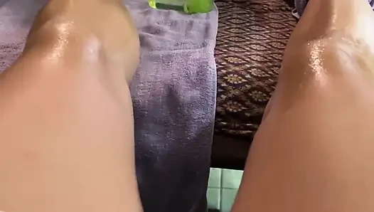 Taylandlı kadınlar tarafından yağlanmış ayak masajı