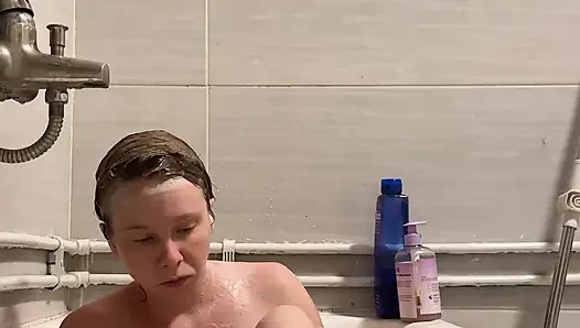 Blone MILF Spoiled in the Tub