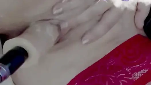 Çok ıslak vajina yakın planı, klitoriste vibratör, seks seks makinesi