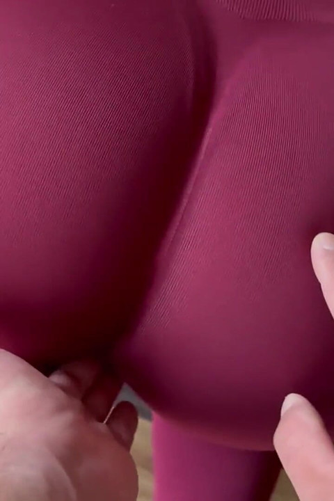 תחת מושלם במכנסי אימון בחדר כושר