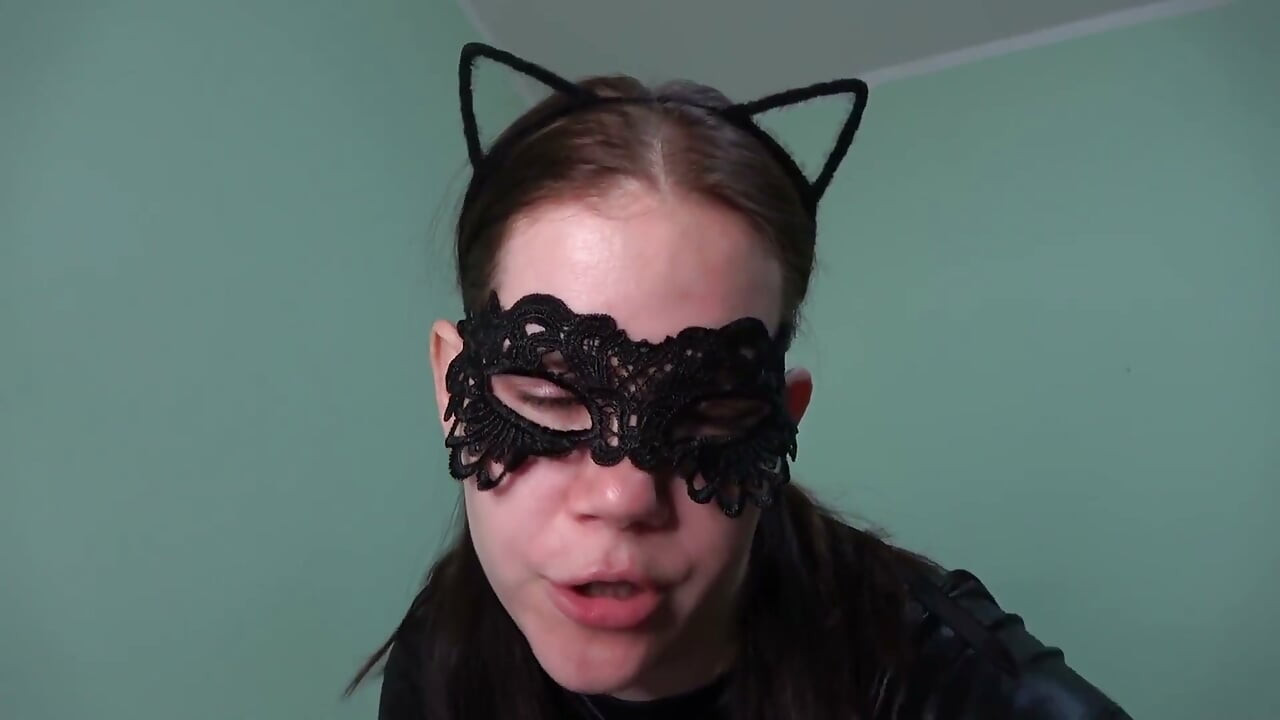 Catwoman bermain dengan tetikus dalam sudut pandangan pertama